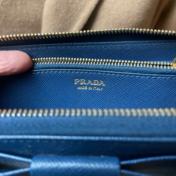 Authentic Prada saffiano leather zip all around wallet (A2055) - Picture 11 of 12